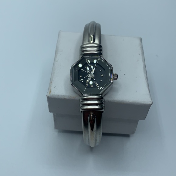 Gucci Bangle Watch - Picture 2 of 6